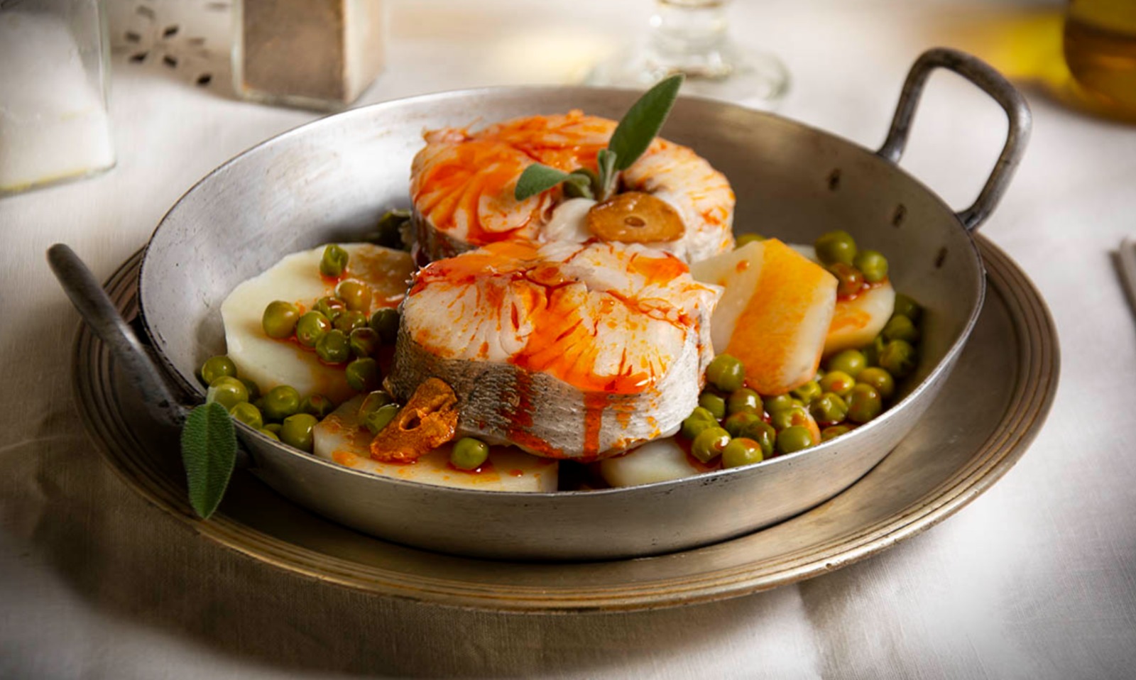 Ensalada de pimientos asados atún y huevo con merluza del pincho a la gallega